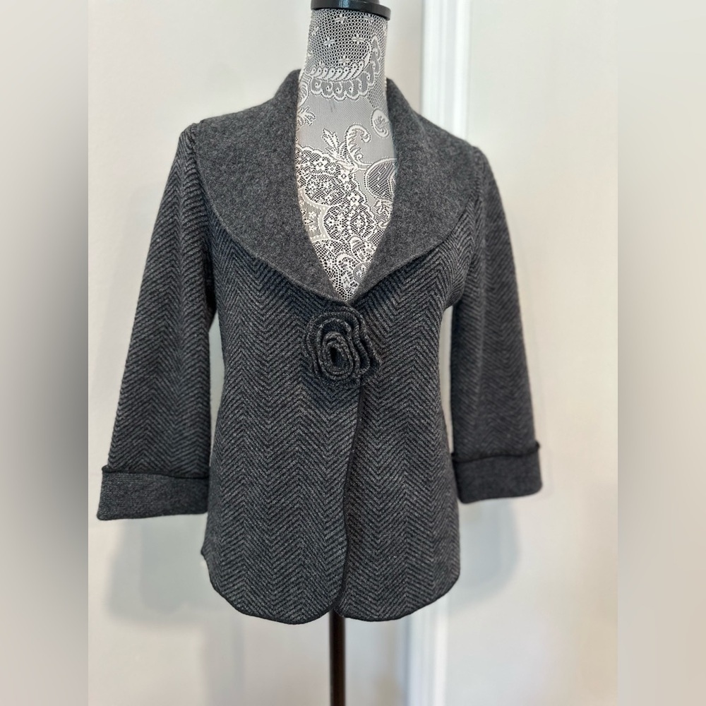 Women’s medium Gray 100% Wool A. Giannetti Floral Rose Snap Button 3/4 Sleeves